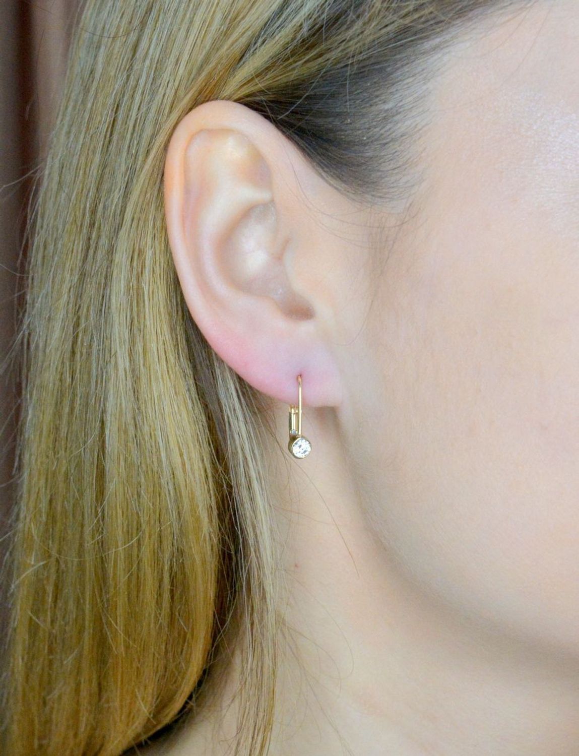 Złote kolczyki 375 wiszące z okrągłą cyrkonią KL 7369 375. Kolczyki zostały wykonane z najwyższej jakości próby żółtego złota 375. Kolczyki posiadają wygodne zapięcie na bigiel. Długość kolczyków wynosi 1,7 cm. Waga około 1,45 gram..jpg